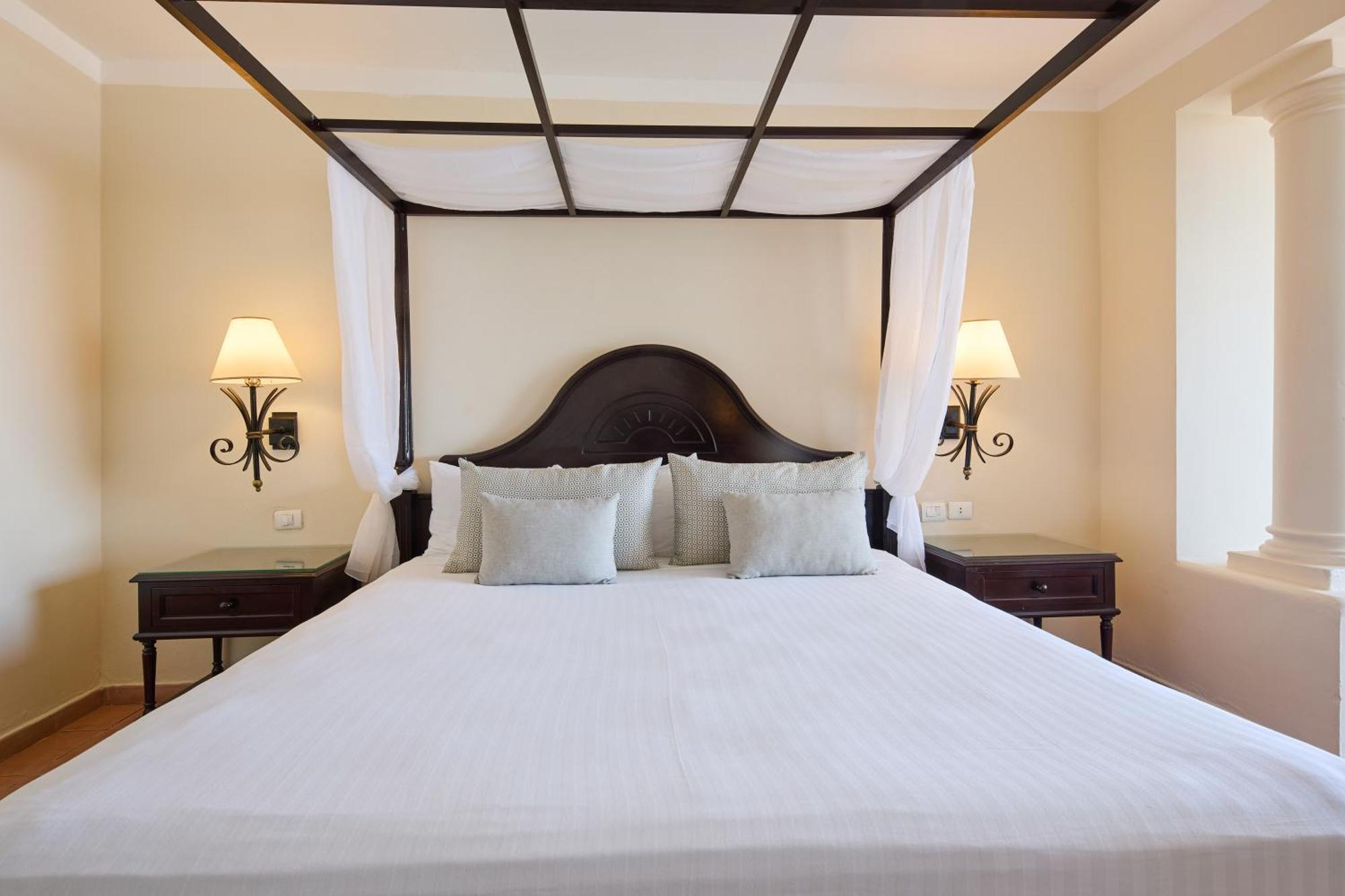 Bahia Principe Grand Jamaica (Adults Only) Hotel Runaway Bay Buitenkant foto A four-poster bed